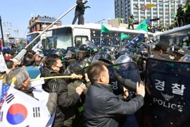 Người biểu tình ủng bộ bà Park Geun-hye đụng độ cảnh sát. (Nguồn: Reuters)
