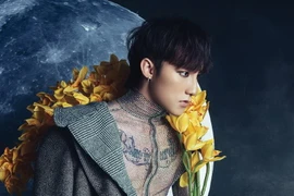 Ngắm Sơn Tùng M-TP ma mị trong “To the moon and back” 