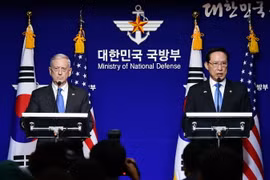 Bộ trưởng Quốc phòng Hàn Quốc Song Young-moo (phải) và Bộ trưởng Quốc phòng Mỹ James Mattis tại cuộc họp báo ở Seoul, Hàn Quốc ngày 28/10. (Nguồn: THX/TTXVN)
