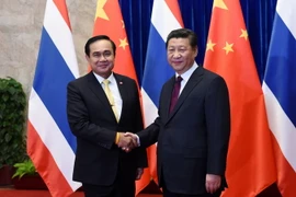Chủ tịch Trung Quốc Tập Cận Bình (phải) và Thủ tướng Thái Lan Prayut Chan-O-Cha (trái) trong một cuộc hội đàm năm 2014. (Nguồn: AFP/TTXVN)