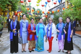 Phu nhân Chủ tịch nước Trần Đại Quang và các Phu nhân Trưởng đoàn các nền kinh tế thành viên APEC thăm Phố cổ Hội An (Quảng Nam). (Ảnh: TTXVN)