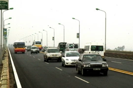 Xe lưu thông trên cầu Thăng Long. (Ảnh minh họa. Anh Tôn/TTXVN)