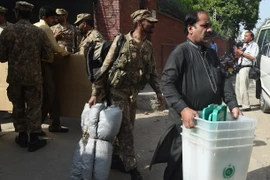 Binh sĩ Pakistan hỗ trợ tại điểm bỏ phiểu ở Lahore ngày 16/9. (Nguồn: AFP/TTXVN)