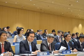 Đại sứ Dương Chí Dũng (người thứ 2 từ trái qua) và đoàn đại biểu Bộ Khoa học và Công nghệ Việt Nam tại Kỳ họp lần thứ 49 Đại hội đồng WIPO (Thụy Sĩ). (Ảnh: Hoàng Hoa/TTXVN)