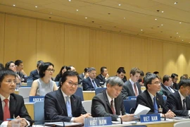 Đại sứ Dương Chí Dũng (người thứ 2 từ trái qua) và đoàn đại biểu Bộ Khoa học và Công nghệ Việt Nam tại Kỳ họp lần thứ 49 Đại hội đồng WIPO (Thụy Sĩ). (Ảnh: Hoàng Hoa/TTXVN)