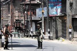 Các binh sỹ Ấn Độ tuần tra trong giờ giới nghiêm ở Kashmir. (Nguồn: EPA/TTXVN)