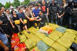  Cảnh sát Indonesia kiểm tra số ma túy thu giữ tại Anyer, Banten ngày 13/7. (Nguồn: AFP/TTXVN)