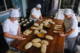 Một xưởng làm bánh ở thủ đô Kiev, Ukraine. (Nguồn: EPA/TTXVN)