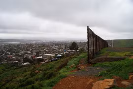 Bức tường biên giới Mỹ-Mexico ngày 7/2. (Nguồn: EPA/TTXVN)