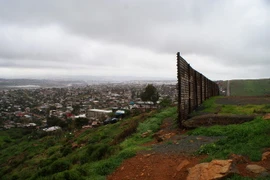 Bức tường biên giới Mỹ-Mexico ngày 7/2. (Nguồn: EPA/TTXVN)