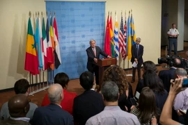 Tổng thư ký Antonio Guterres (giữa) tại buổi họp báo ngày 16/8. (Nguồn: THX/TTXVN)