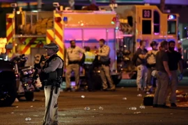 Cảnh sát điều tra tại hiện trường vụ xả súng ở Las Vegas. (Nguồn: AFP/TTXVN)