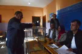 Người dân bỏ phiếu tại điểm bầu cử ở Diyarbakir ngày 16/4. (Nguồn: AFP/TTXVN)