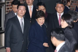Bà Park Geun-hye (giữa) về tới nhà riêng ở Seoul sau khi rời Phủ Tổng thống ngày 12/3. (Nguồn: THX/TTXVN)