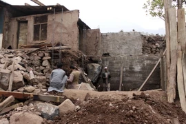 Người dân Pakistan tại khu vực Ranh giới Kiểm soát ở Kashmir. (Nguồn: AP/TTXVN)