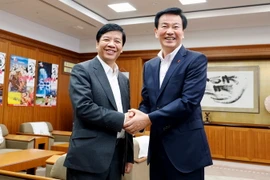 Đại sứ Nguyễn Quốc Cường và Thống đốc Morita Kensaku. (Ảnh: Nguyễn Tuyến/Vietnam+)