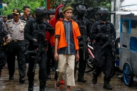 Cảnh sát Indonesia bắt giữ một phần tử tình nghi khủng bố tại Mekarsari, Tây Java ngày 26/10. (Nguồn: AFP/TTXVN)