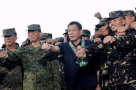 Tổng thống Philippines Rodrigo Duterte trong chuyến thăm các binh sỹ ở thị trấn Carmen, tỉnh Bắc Cotabato ngày 6/6. (Nguồn: EPA/TTXVN)