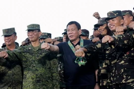 Tổng thống Philippines Rodrigo Duterte trong chuyến thăm các binh sỹ ở thị trấn Carmen, tỉnh Bắc Cotabato ngày 6/6. (Nguồn: EPA/TTXVN)