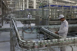 Dây chuyền sản xuất sữa tại Nhà máy sữa Vinamilk tại tỉnh Bình Dương. (Ảnh: TTXVN phát)