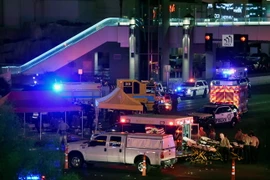 Cảnh sát điều tra tại hiện trường vụ xả súng ở Las Vegas. (Nguồn: AFP/TTXVN)