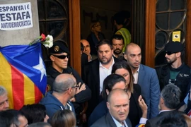 Phó Thủ hiến vùng Catalonia Oriol Junqueras (giữa) tại trụ sở ở Barcelona ngày 20/9. (Nguồn: AFP/TTXVN)