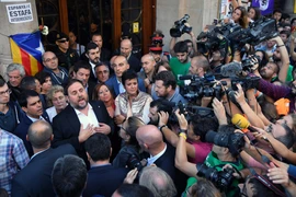 Phó Thủ hiến vùng Catalonia Oriol Junqueras (trái) trả lời phỏng vấn tại Barcelona ngày 20/9. (Nguồn: AFP/TTXVN)