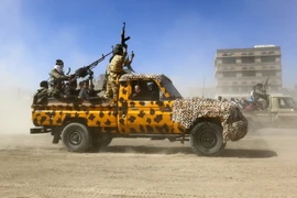 Phiến quân Houthi giao tranh với lực lượng Yemen được Saudi Arabia hậu thuẫn tại Sanaa. (Nguồn: EPA/TTXVN)