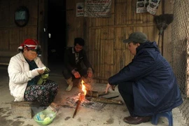 Người dân thị trấn Sa Pa đốt lửa sưởi ấm những ngày giá rét. (Ảnh: Quốc Khánh/TTXVN)