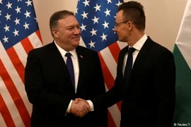 Ngoại trưởng Mỹ Mike Pompeo (trái) và người đồng cấp Hungary Peter Szijjarto. (Nguồn: Reuters)