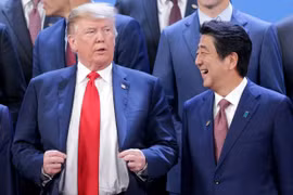 Tổng thống Mỹ Donald Trump (trái) đang không hài lòng vì thâm hụt thương mại với nhiều quốc gia đồng mình. (Nguồn: NYP)