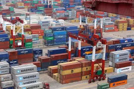 Container hàng hóa được xếp tại cảng ở Thanh Đảo, tỉnh Sơn Đông, Trung Quốc. (Ảnh: EPA/TTXVN)