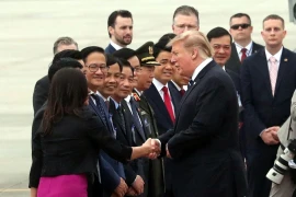 Các quan chức Việt Nam tiễn Tổng thống Mỹ Donald Trump tại sân bay quốc tế Nội Bài. (Nguồn: Trọng Đức/TTXVN)