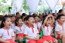 Với trẻ bước vào lớp 1, ngôi trường mới sẽ khiến các em ít nhiều cảm thấy bỡ ngỡ. Ảnh minh họa. (Ảnh: Trịnh Duy Hưng/TTXVN)