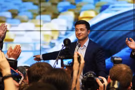 Ông Volodymyr Zelensky (thứ 2, phải) bên những người ủng hộ sau khi kết quả thăm dò cuộc bầu cử Tổng thống được công bố, ở Kiev ngày 21/4/2019. (Nguồn: THX/TTXVN)