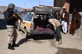 Binh sỹ Afghanistan kiểm tra tại một chốt kiểm soát an ninh. (Nguồn: THX/TTXVN)