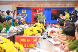 Giám đốc Công an tỉnh Bình Dương Trịnh Ngọc Quyên chủ trì buổi họp công bố thông tin ban đầu về vụ thảm sát. (Ảnh: Nguyễn Văn Việt/TTXVN)