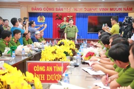 Giám đốc Công an tỉnh Bình Dương Trịnh Ngọc Quyên chủ trì buổi họp công bố thông tin ban đầu về vụ thảm sát. (Ảnh: Nguyễn Văn Việt/TTXVN)