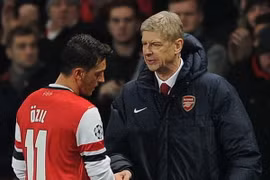 Ozil (trái) đã thi đấu tệ hại dưới thời cựu huấn luyện viên Wenger. (Nguồn: The Mirror)