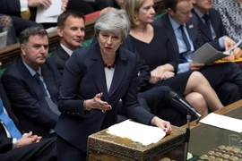 Thủ tướng Anh Theresa May (phía trước) tại phiên chất vấn hàng tuần của Hạ viện ở London ngày 27/3/2019. (Nguồn: AFP/TTXVN)