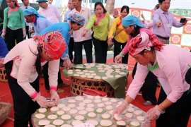 Với một khoảng thời gian nhất định nhiều đội đã cho ra hàng chục chiếc bánh dày vừa tròn, mịn thơm ngon. (Ảnh: Quý Trung/TTXVN)