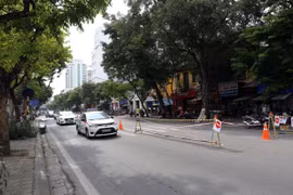 Tổng chiều dài đoạn rào chắn là 202m, thu hẹp lòng đường đoạn từ nút giao Lê Duẩn đến tòa nhà 88 Trần Hưng Đạo (đối diện Cung Văn hóa Hữu nghị Việt Xô). (Ảnh: Huy Hùng - TTXVN)