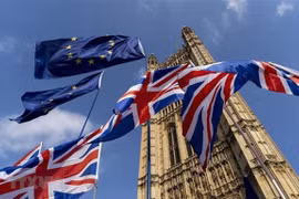 Cờ Anh (phía dưới) tại thủ đô London, Anh, ngày 28/3/2019. (Ảnh: AFP/ TTXVN)