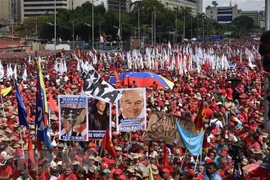 Người dân Venezuela tuần hành tại thủ đô Caracas, bày tỏ sự ủng hộ Tổng thống Nicolas Maduro ngày 2/2/2019. (Ảnh: AFP/TTXVN)