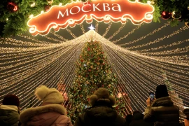 Cây thông Năm mới tại quảng trường Manezh ở trung tâm thủ đô Moskva. (Ảnh: Trần Hiếu/TTXVN)