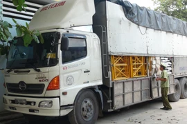 Lực lượng Quản lý thị trường Quảng Bình bắt xe chở thuốc lá lậu. (Ảnh: Đức Thọ/TTXVN)