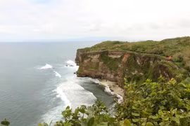 Một góc nhìn từ đền Uluwatu trên đảo du lịch nổi tiếng Bali. (Nguồn: Đỗ Quyên/TTXVN)