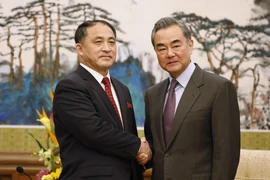 Thứ trưởng Triều Tiên Ri Kil-song (trái) trong cuộc gặp với Ngoại trưởng Trung Quốc Vương Nghị (phải) tại Bắc Kinh, Trung Quốc ngày 28/2. (Nguồn: AFP/TTXVN)