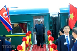 Chủ tịch Triều Tiên Kim Jong-un xuống tàu hỏa tại ga Đồng Đăng. (Ảnh: Nhan Sáng/TTXVN)