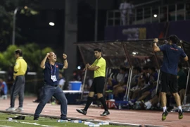 Huấn luyện viên Park Hang-seo ăn mừng sau khi trọng tài thổi còi kết thúc trận đấu. Ảnh: Hoàng Linh - TTXVN